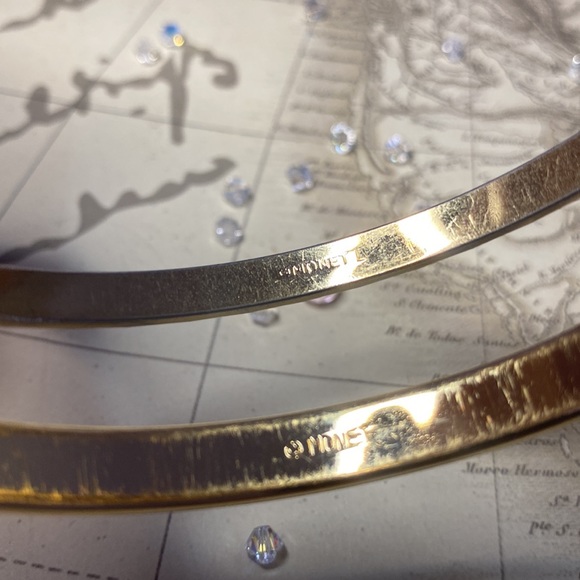 🎁 3 for $15. Vintage Monet set of 2 gold tone bangles - Picture 2 of 4